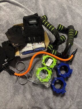 Fitness kit - Push-Up Bars, barbell collars, lifting gloves and wraps, tubing